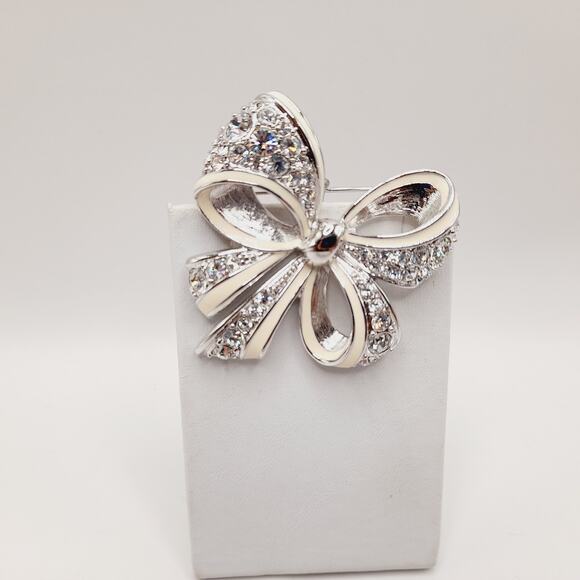 Vintage Nolan Miller Bow Brooch Rhodium Plated Clear Rhinestone White Enamel - Picture 8 of 11